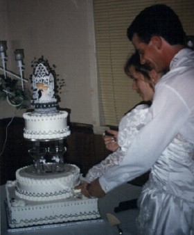 Jason&Cecilia cutting the cake